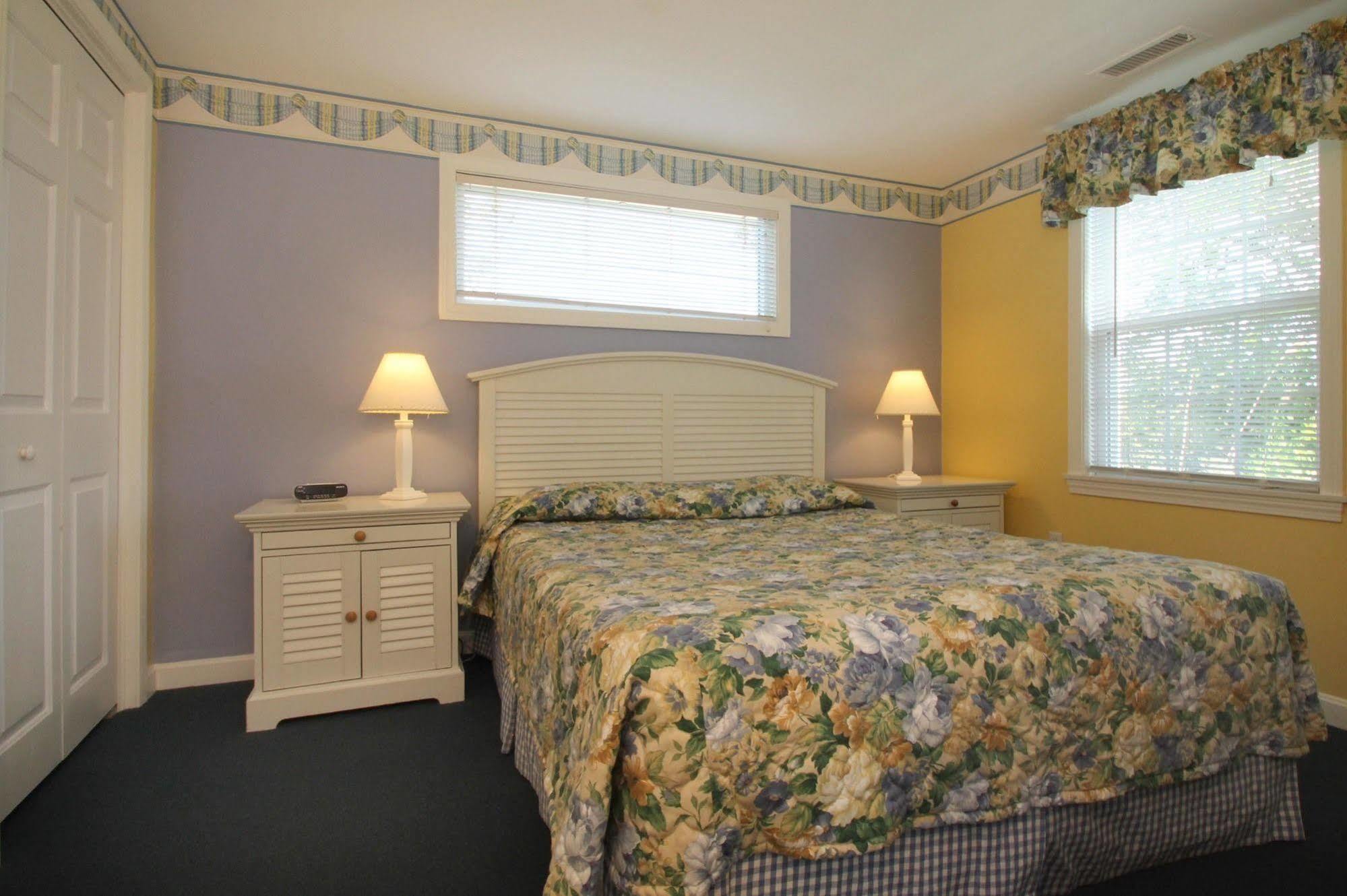 Colonial Acres Resort Уест Ярмут Екстериор снимка
